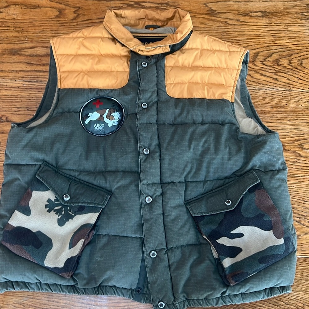 AKOO army green Vest Puffer Jacket camp Print Pockets. Men’s. Size 3XL